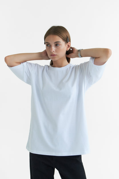 Дівчина в оверсайз футболці Namaste розмір XS білого кольору